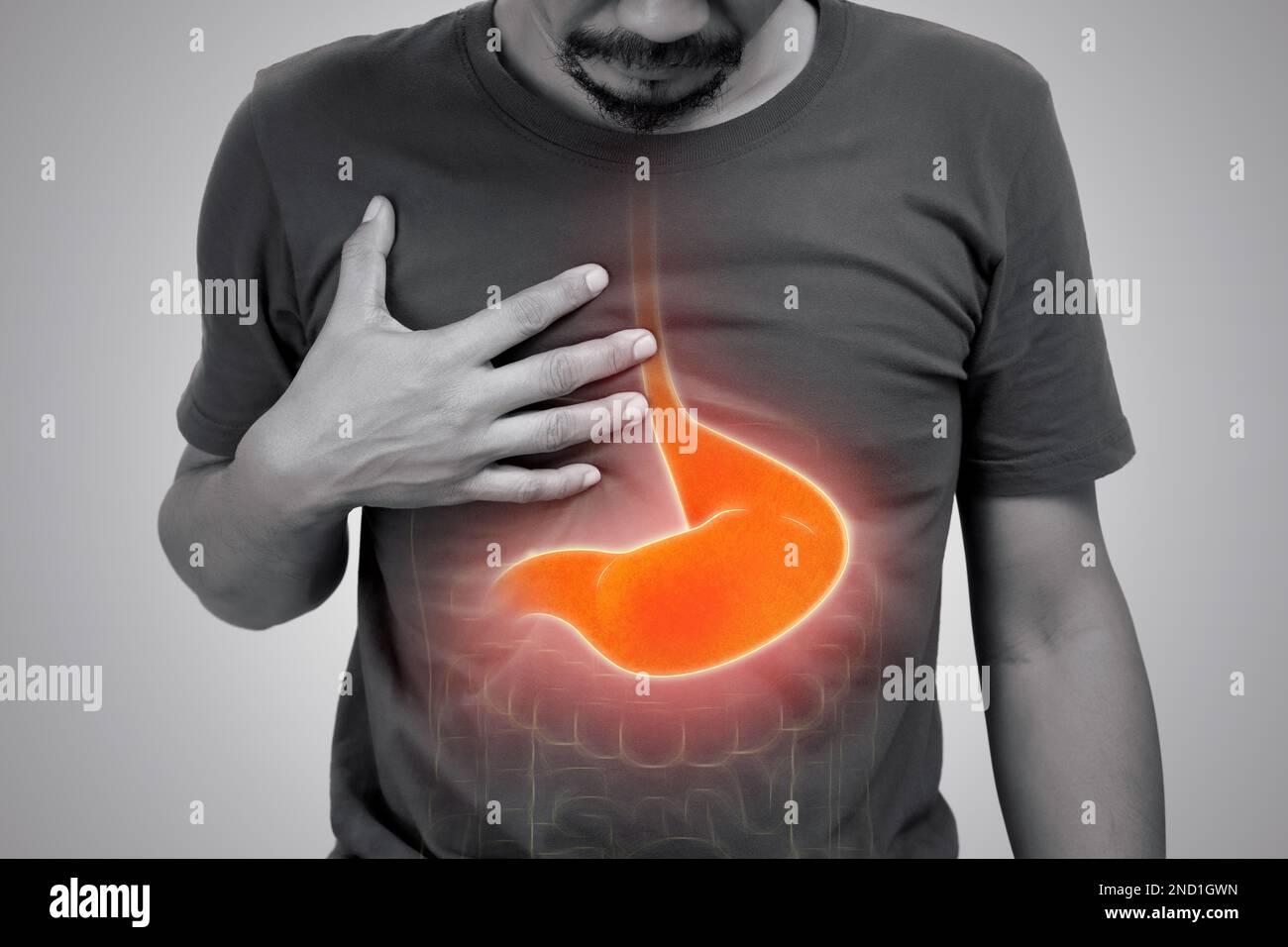 Asiatischer Mann mit Gastritis auf grauem Hintergrund. Stockfoto