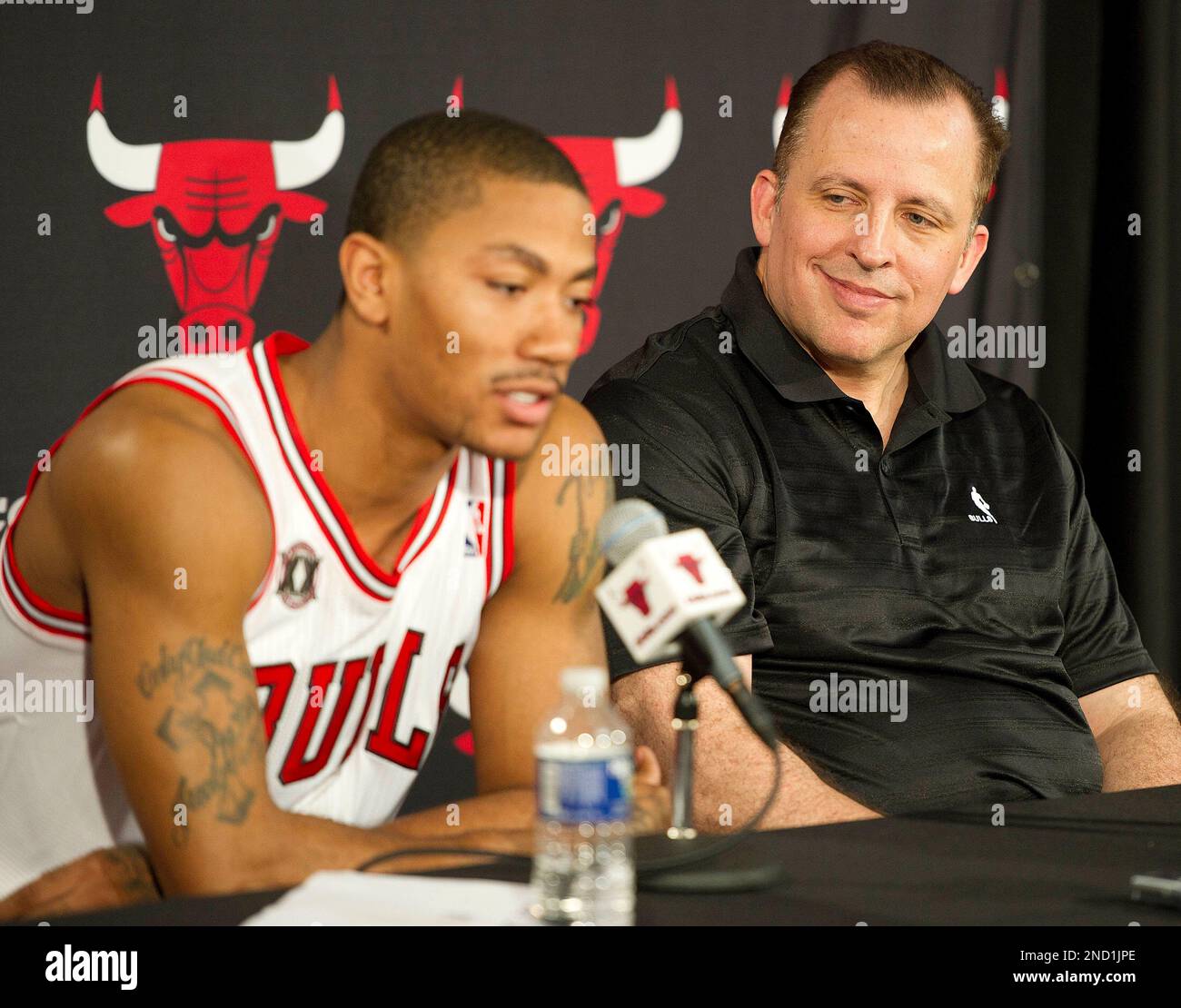 Chicago Bulls' Derrick Rose answers a question from the media as first-year coach Tom Thibodeau listens during the NBA basketball team's media day Monday, Sept. 27, 2010, in Deerfield, Ill. (AP Photo/Jim Prisching) Stockfoto