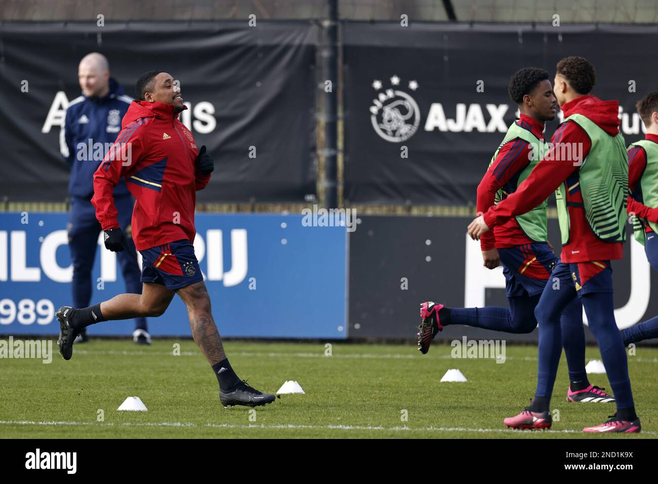 AMSTERDAM - Steven Bergwijn während eines Trainings vor dem Spiel der UEFA Europa League zwischen Ajax Amsterdam und dem FC Union Berlin im sportpark de Toekomst am 15. Februar 2023 in Amsterdam, Niederlande. ANP MAURICE VAN STONE Stockfoto