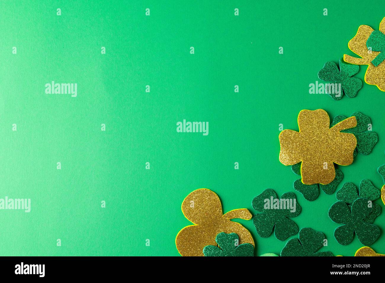 Bild von grünem Klee und Kopierbereich auf grünem Hintergrund Stockfoto