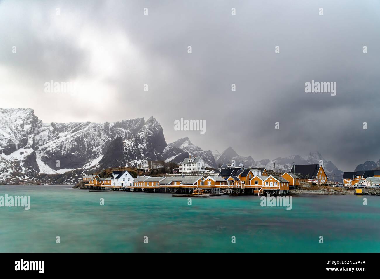 Die berühmten gelben Häuser von Sakrisoya, Lofoten-Inseln vor dem Schneesturm Stockfoto