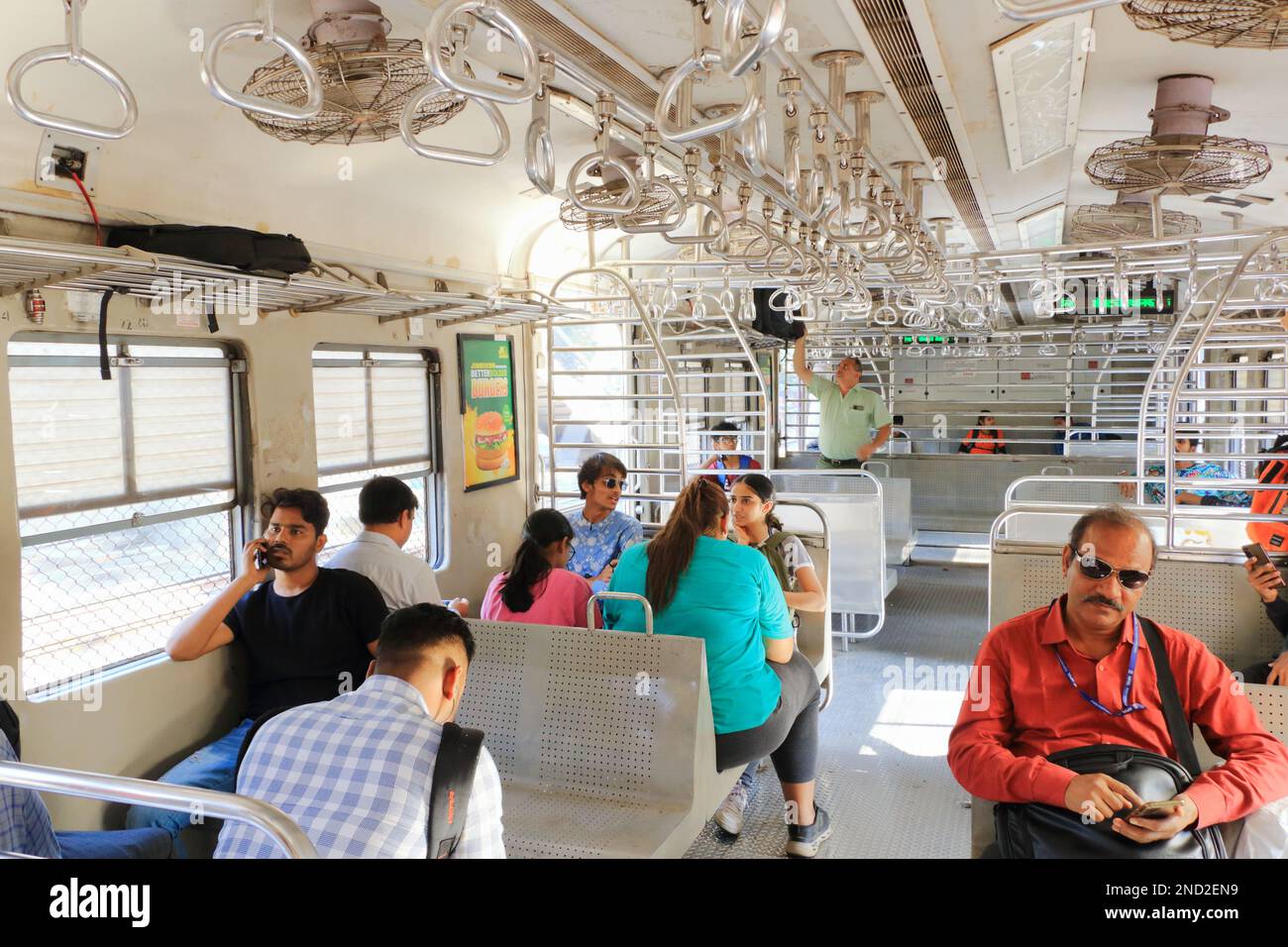 Dezember 21 2022 - Mumbai, Maharashtra in Indien: Im Inneren des lokalen Stadtzuges. Reihen von Stahlhandläufen im Reisebus Stockfoto