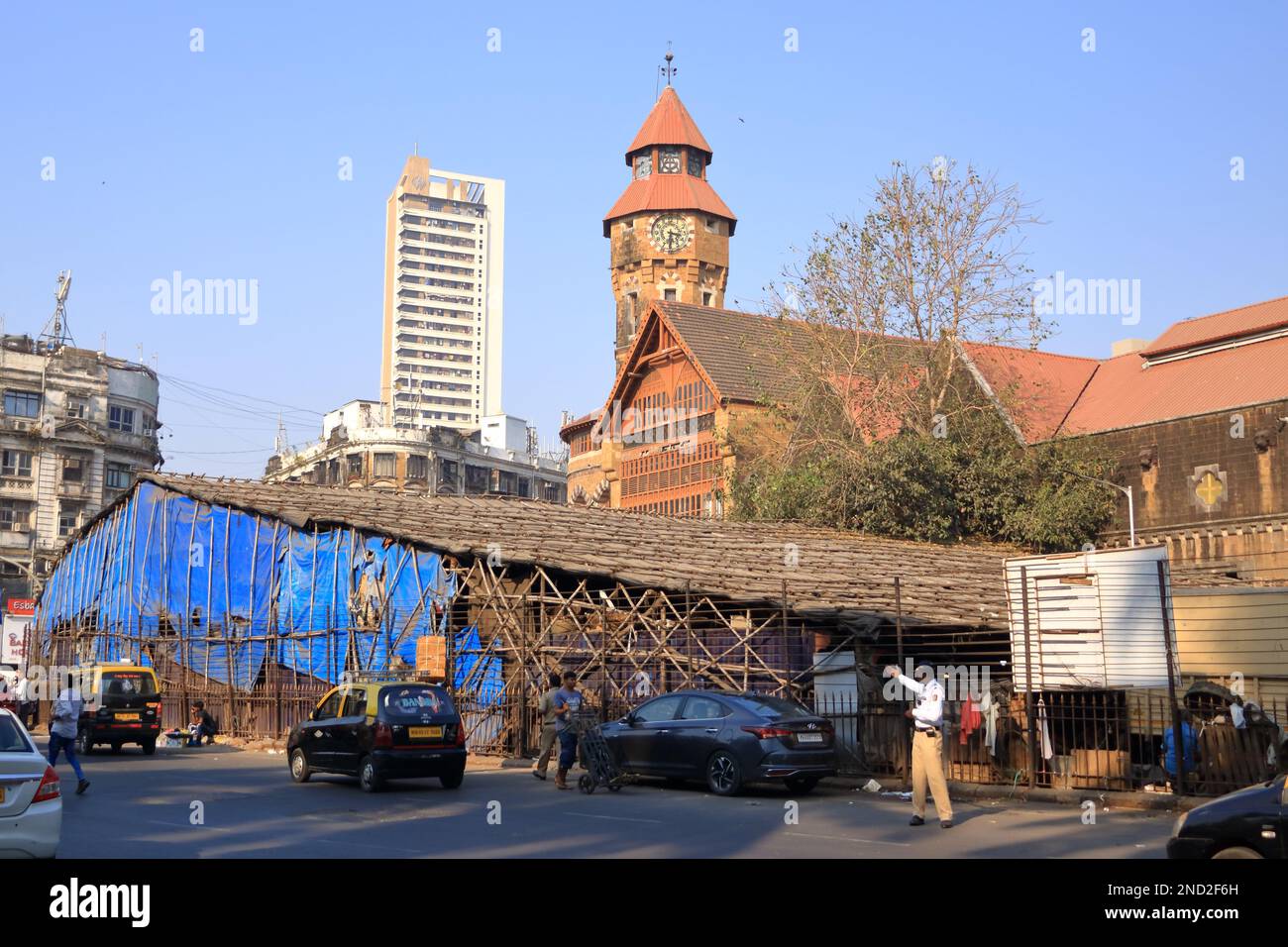 Dezember 21 2022 - Mumbai, Maharashtra in Indien: Mahatma Jyotiba Phule Mandai, einer der berühmtesten Märkte im Süden von Mumbai gegenüber dem Mumbai Stockfoto