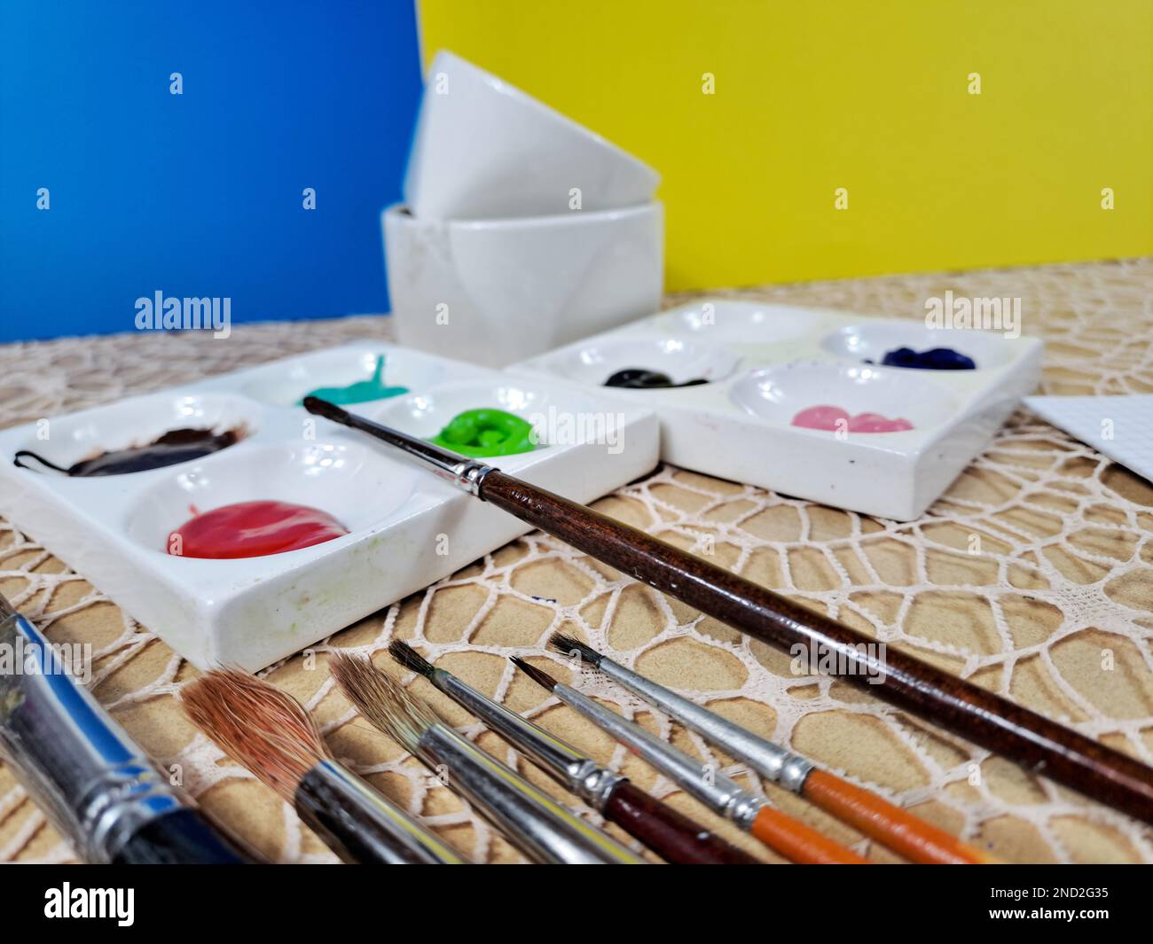 Arbeitsplatz Der Aktivität „Künstlerzeichnung“, „Skizzenblock“, „Zeichenkunst Produkt Interpret“, „Skizze“. Nahaufnahme von Acrylfarbe mit Bürsten Stockfoto Arbeitsplatz Der Aktivität „Künstlerzeichnung“, „Skizzenblock“, „Zeichenkunst Produkt Interpret“, „Skizze“. Nahaufnahme von Acrylfarbe mit Bürsten Stockfoto