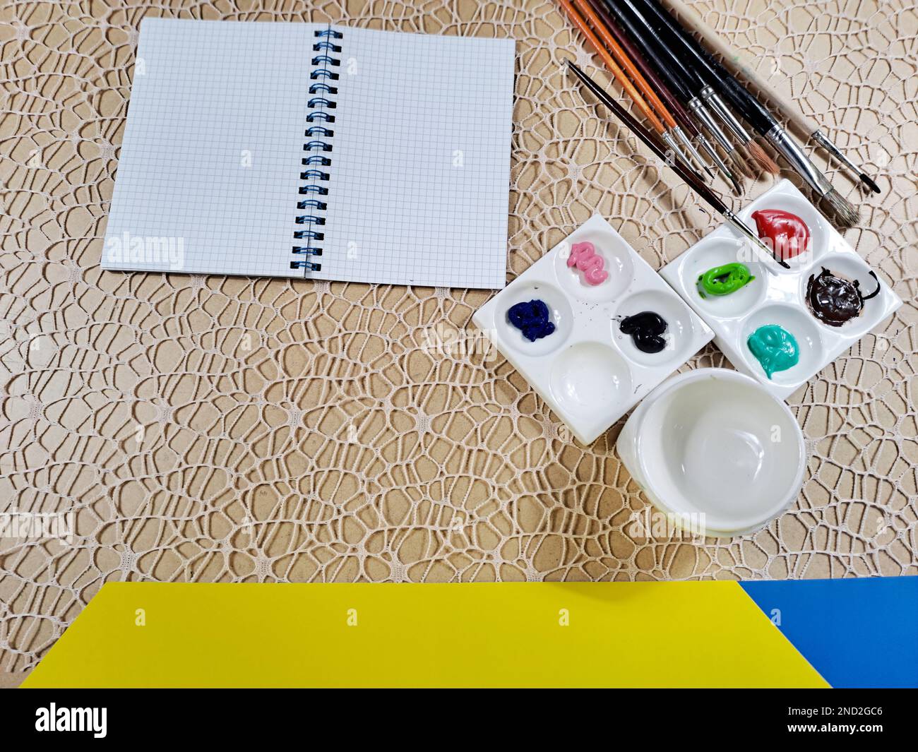 Arbeitsplatz Der Aktivität „Künstlerzeichnung“, „Skizzenblock“, „Zeichenkunst Produkt Interpret“, „Skizze“. Acrylfarbe mit Pinseln Stockfoto