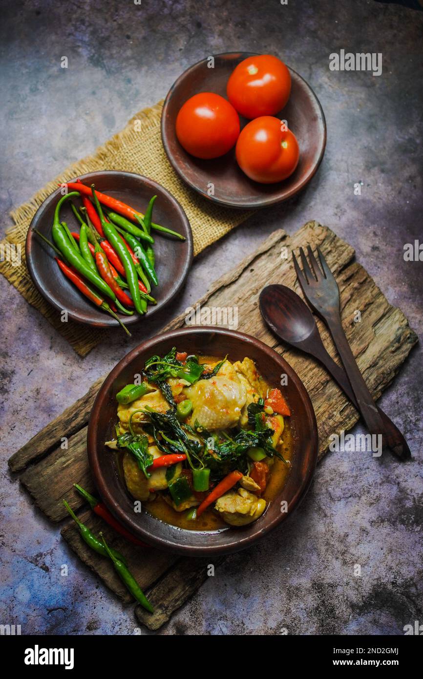 Chicken Woku oder Ayam Woku ist ein würziges Basilikumhühnchen aus Manado, Indonesien, das ein reiches Aroma und einen würzigen Geschmack hat Stockfoto