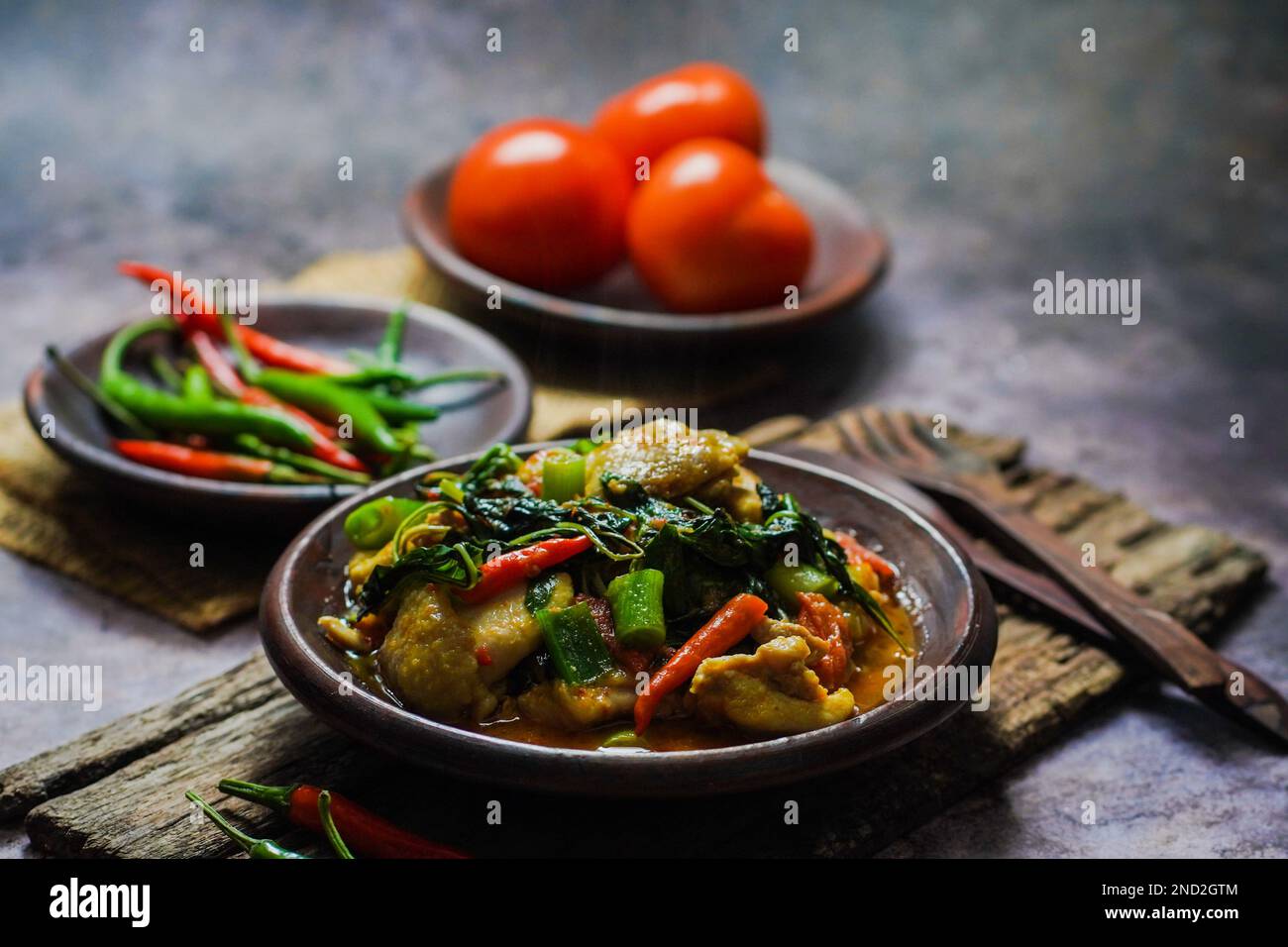 Chicken Woku oder Ayam Woku ist ein würziges Basilikumhühnchen aus Manado, Indonesien, das ein reiches Aroma und einen würzigen Geschmack hat Stockfoto