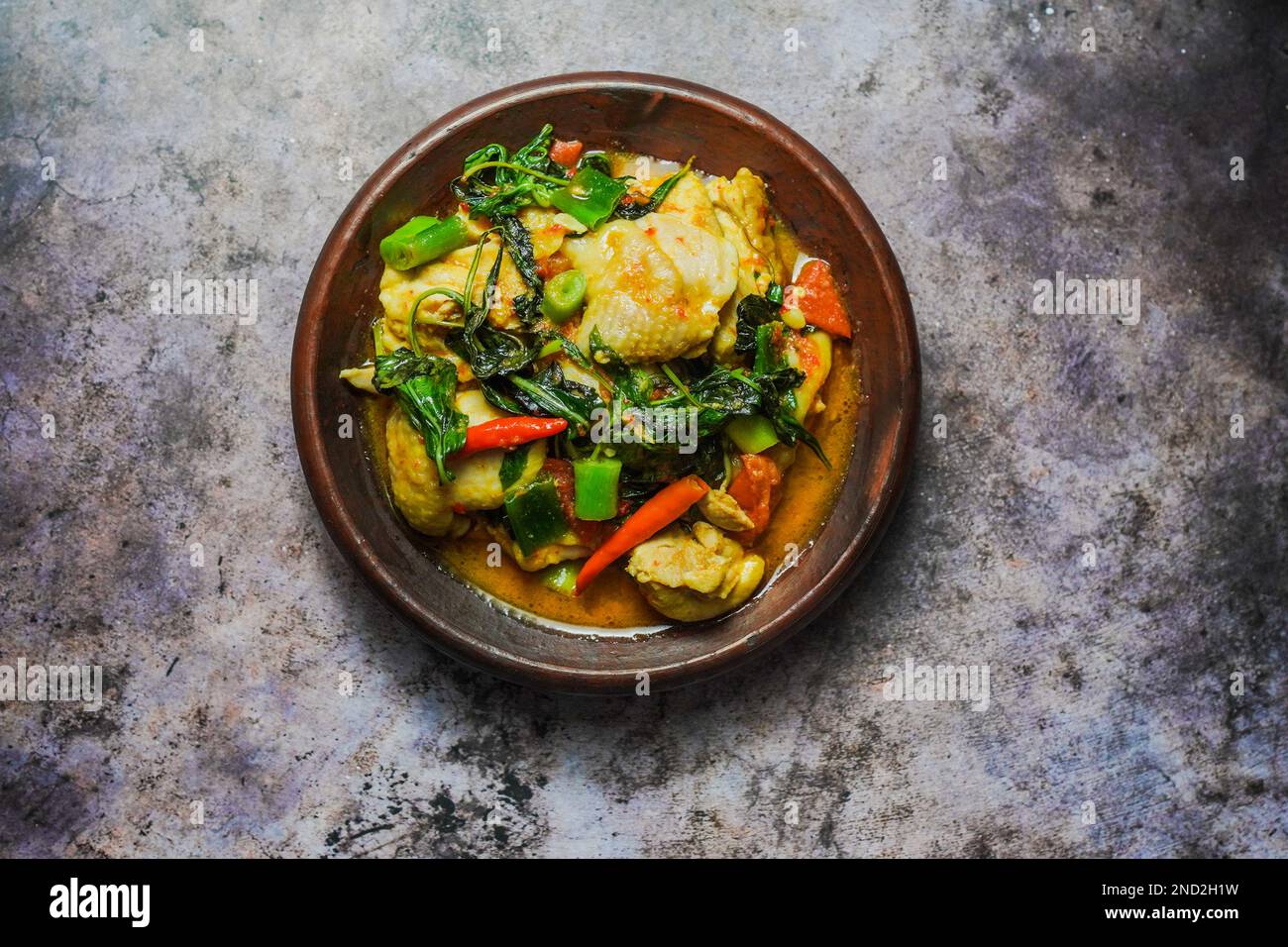 Chicken Woku oder Ayam Woku ist ein würziges Basilikumhühnchen aus Manado, Indonesien, das ein reiches Aroma und einen würzigen Geschmack hat Stockfoto