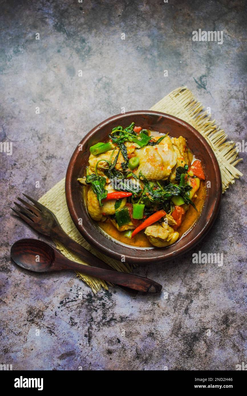 Chicken Woku oder Ayam Woku ist ein würziges Basilikumhühnchen aus Manado, Indonesien, das ein reiches Aroma und einen würzigen Geschmack hat Stockfoto