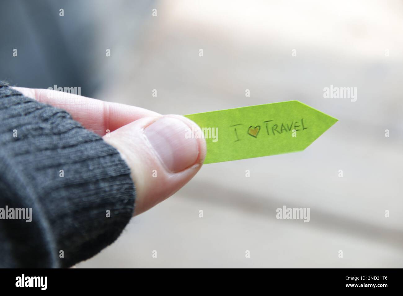 Ich liebe Reisetag, kreatives Konzept. Eine Hand hält ein Schild mit einer Aufschrift. Stockfoto