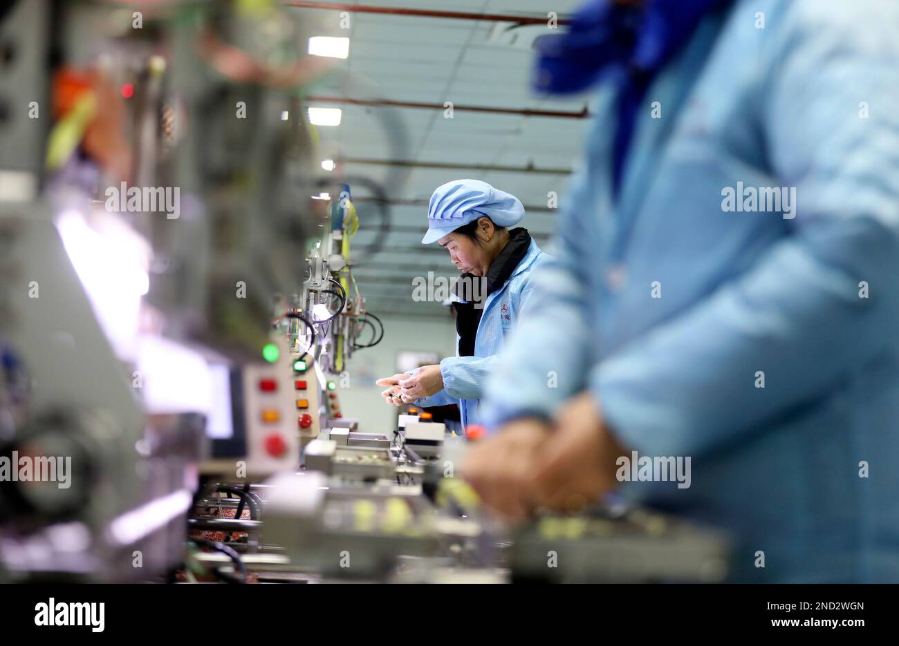 ZIXING, CHINA – 14. FEBRUAR 2023 – Arbeiter arbeiten in einer automatisierten Produktionswerkstatt von Huihua Electronics Co LTD in der Zixing Economic Development Zone, Stockfoto