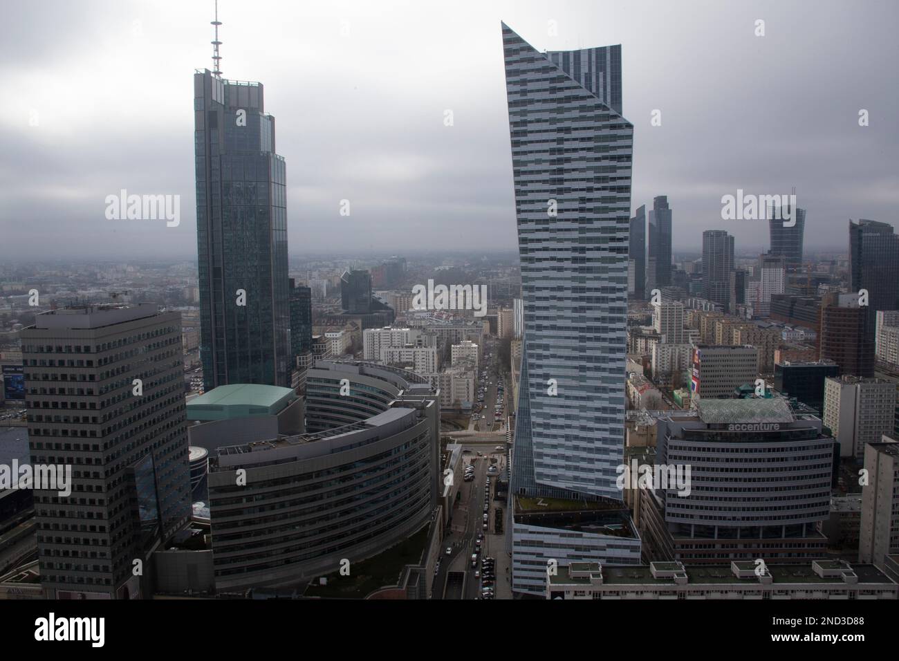 Blick auf Warschau von der Aussichtsplattform des Kultur- und Wissenschaftspalastes, mit dem Złota 44, einem Wohnhochkratzer in Warschau, Polen Stockfoto