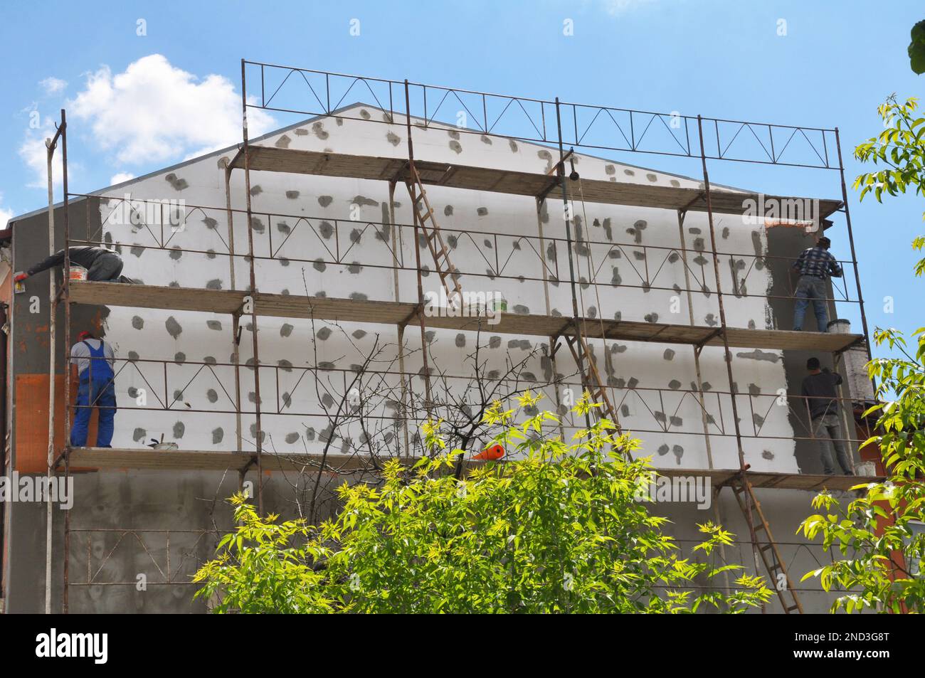 Die Außenwände des Hauses sind mit Schaumstoff gedämmt Stockfoto