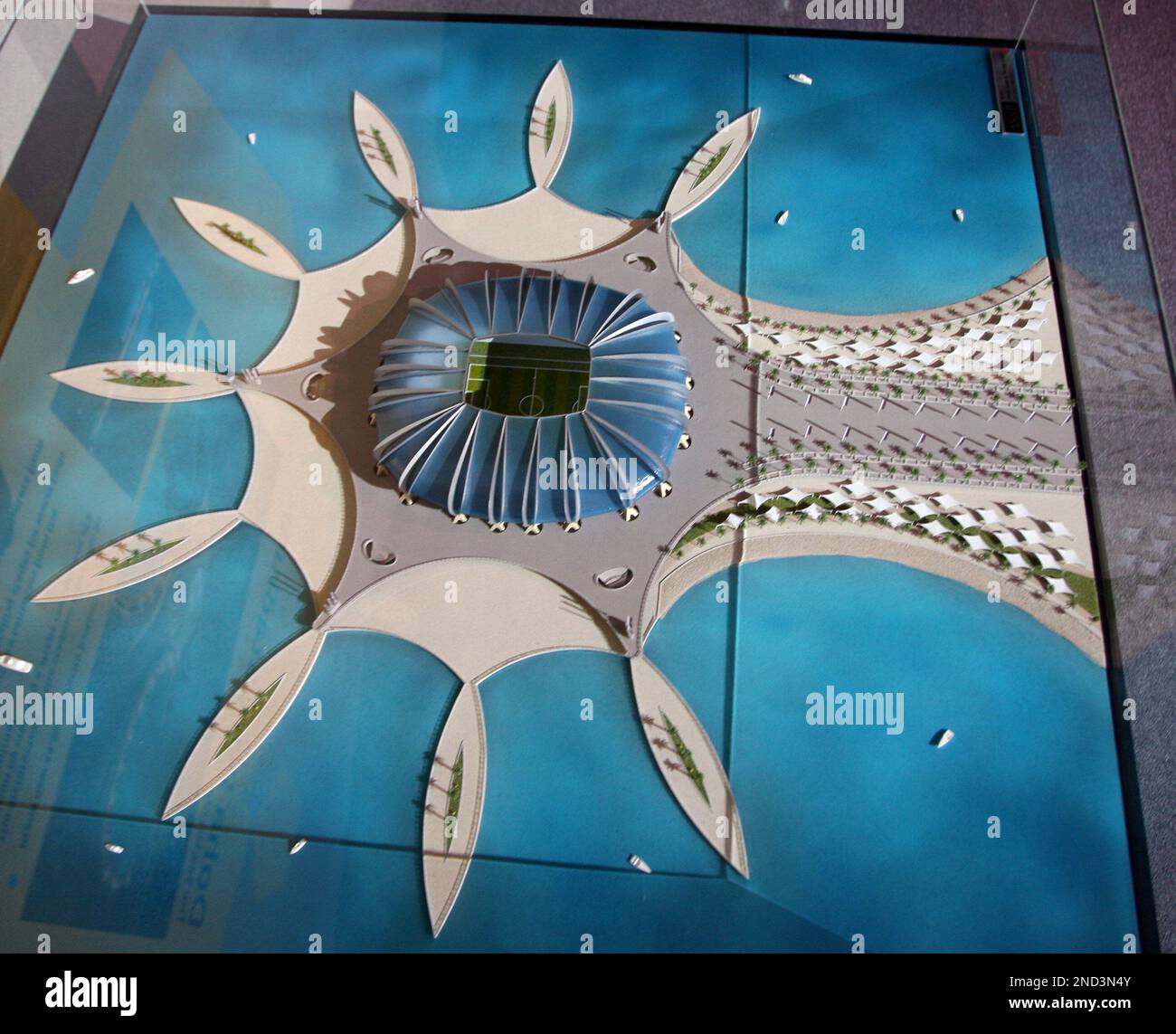 Qatar presents a model of its Doha Port stadium as it bids to host the FIFA 2022 World Cup during the FIFA Inspection Tour for the country's bid, in Doha Thursday Sept, 16, 2010. Qatar has shown FIFA inspectors the designs for a dozen stadiums it plans to build or upgrade for the 2022 World Cup, including one that pulsates with light and is inspired by a sea urchin and another modeled after an Arabic fort. (AP Photo/Osama Faisal) Stockfoto