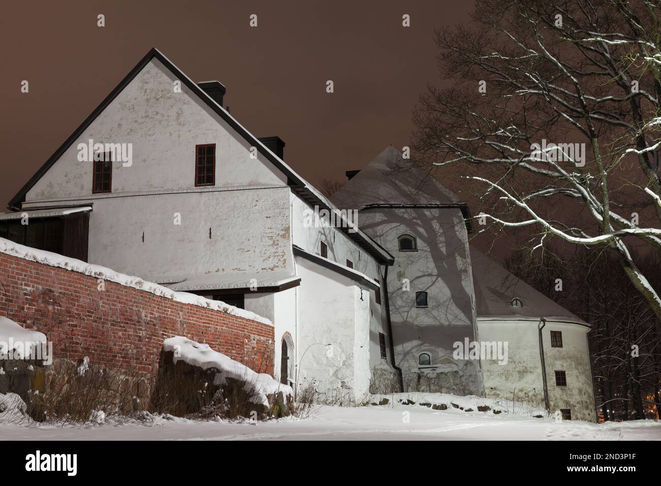 Die Burg Turku bei Nacht ist ein mittelalterliches Gebäude in der finnischen Stadt Turku. Es wurde im späten 13. Jahrhundert gegründet und steht auf dem B Stockfoto