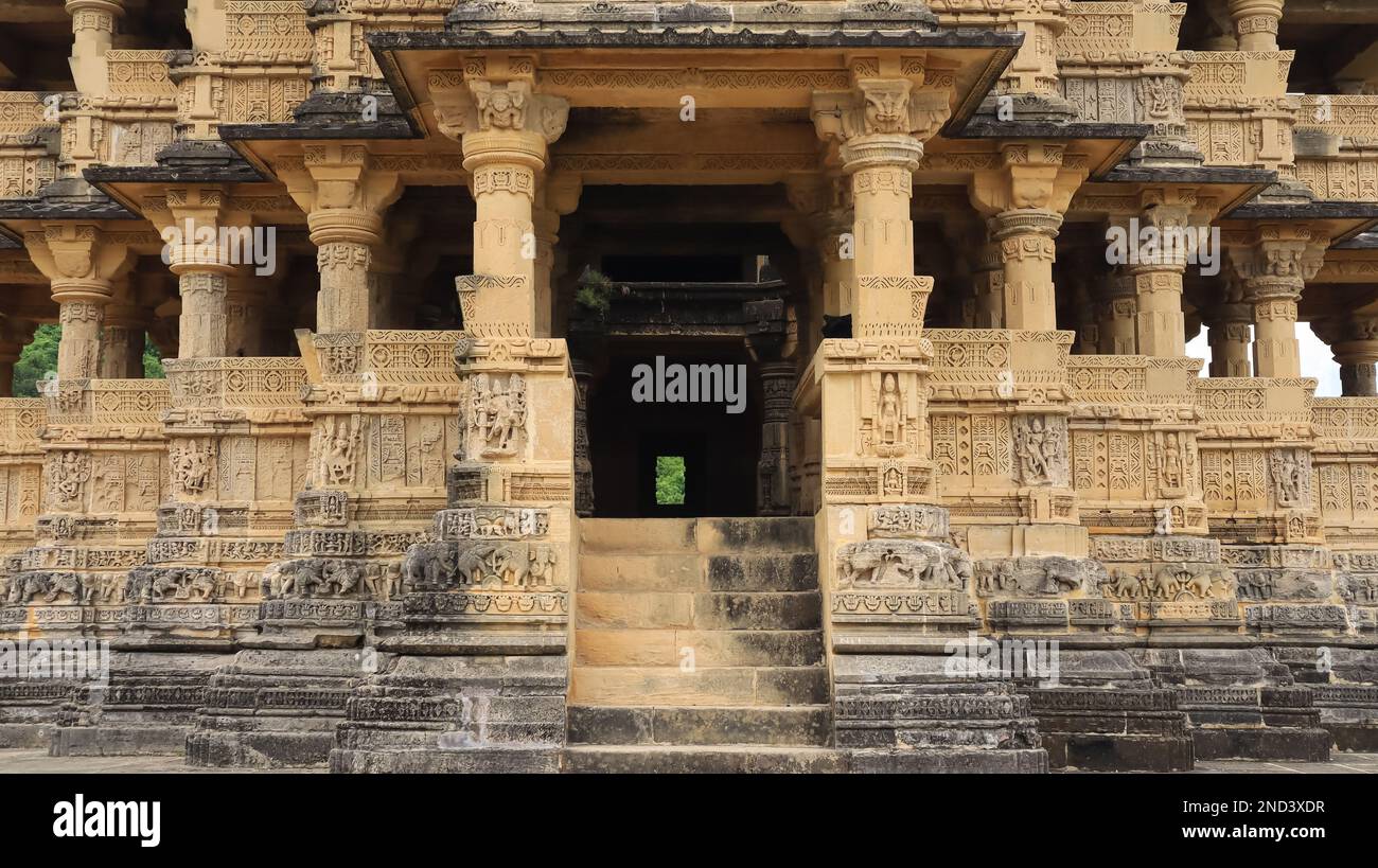 Wunderschöner Eingang zum Navlakha Tempel, Ghuli, antiken Tempel, Gujarat, Indien. Stockfoto