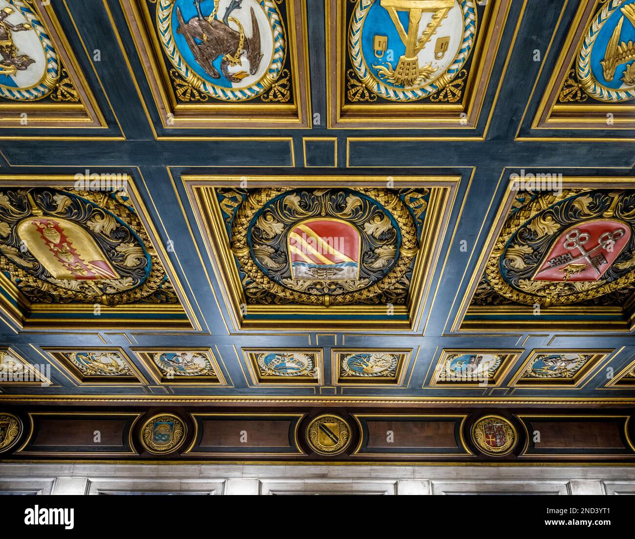 Kunstvoll verzierte Kassettendecke in der Shakespeare Hall der Manchester Central Library. Manchester. UK Stockfoto