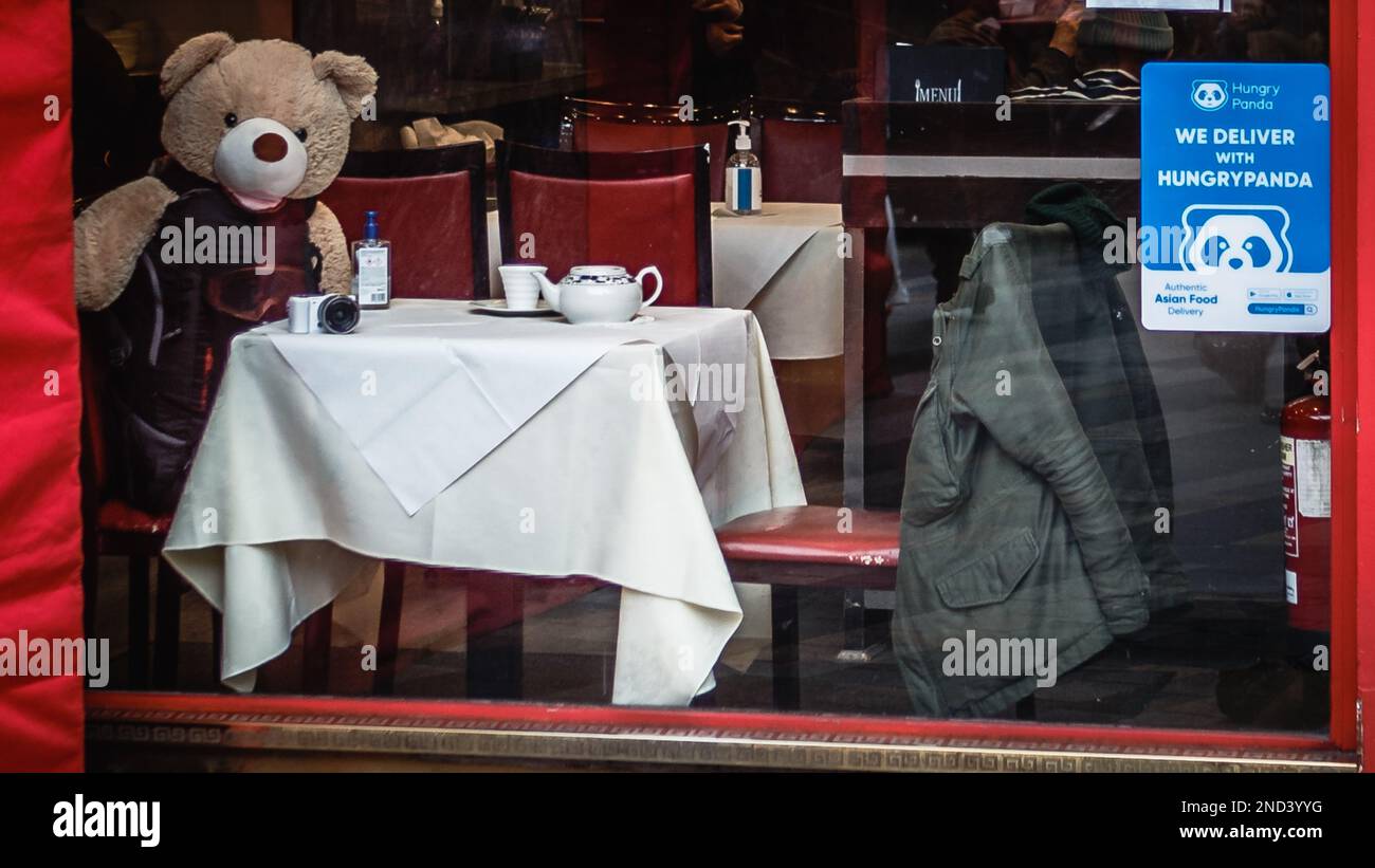 Ein hungriger Panda beobachtet, wie sie in einem chinesischen Restaurant auf ihr Essen warten. Stockfoto