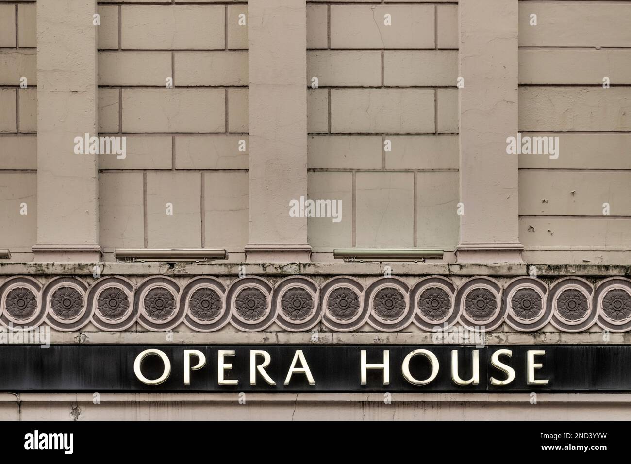 Nahaufnahme der Entablatur an der Außenseite des Opernhauses in Manchester. UK Stockfoto