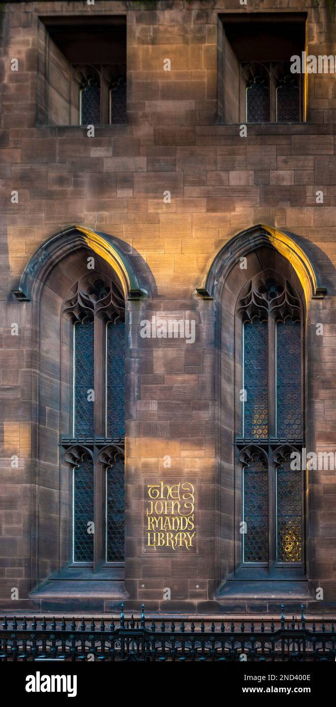 Nahaufnahme der gotischen Fenster der John Rylands Library in Deansgate in Manchester. UK Stockfoto