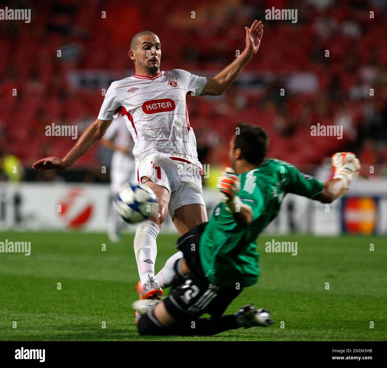 Hapoel Tel-Aviv's Ben Sahar, left, challenges Benfica's goalkeeper Roberto from Spain, during their Champions League group B soccer match on at Benfica's Luz stadium in Lisbon, Tuesday, Sept. 14, 2010. (AP Photo/ Francisco Seco) Stockfoto