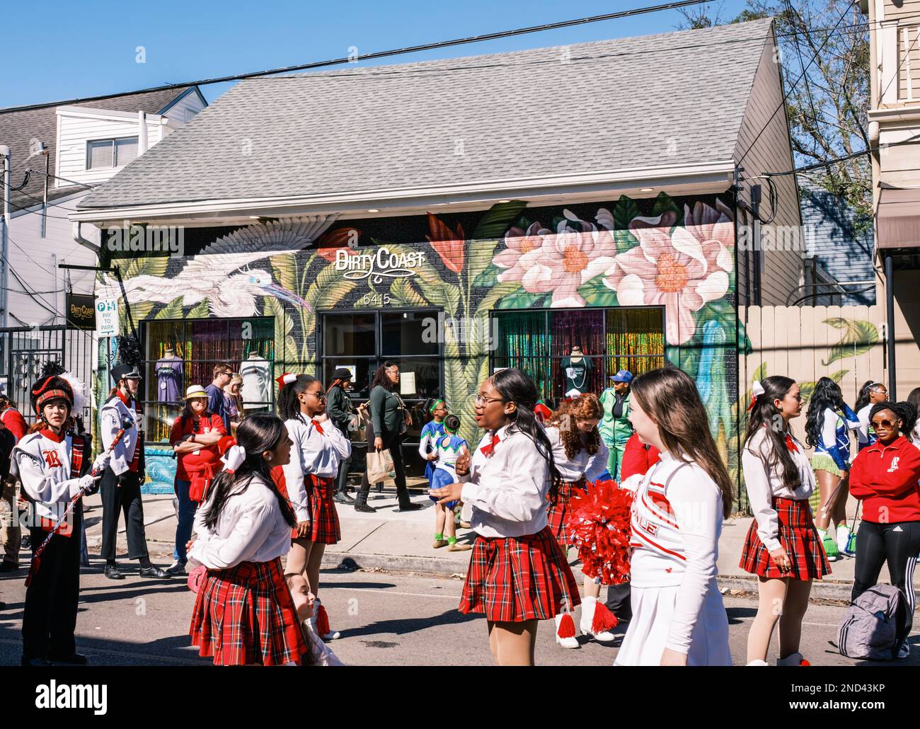 NEW ORLEANS, LA, USA – 12. FEBRUAR 2023: Junge Frauen der Riverdale High School haben sich bei der Mardi Gras Parade vor der Dirty Coast versammelt Stockfoto