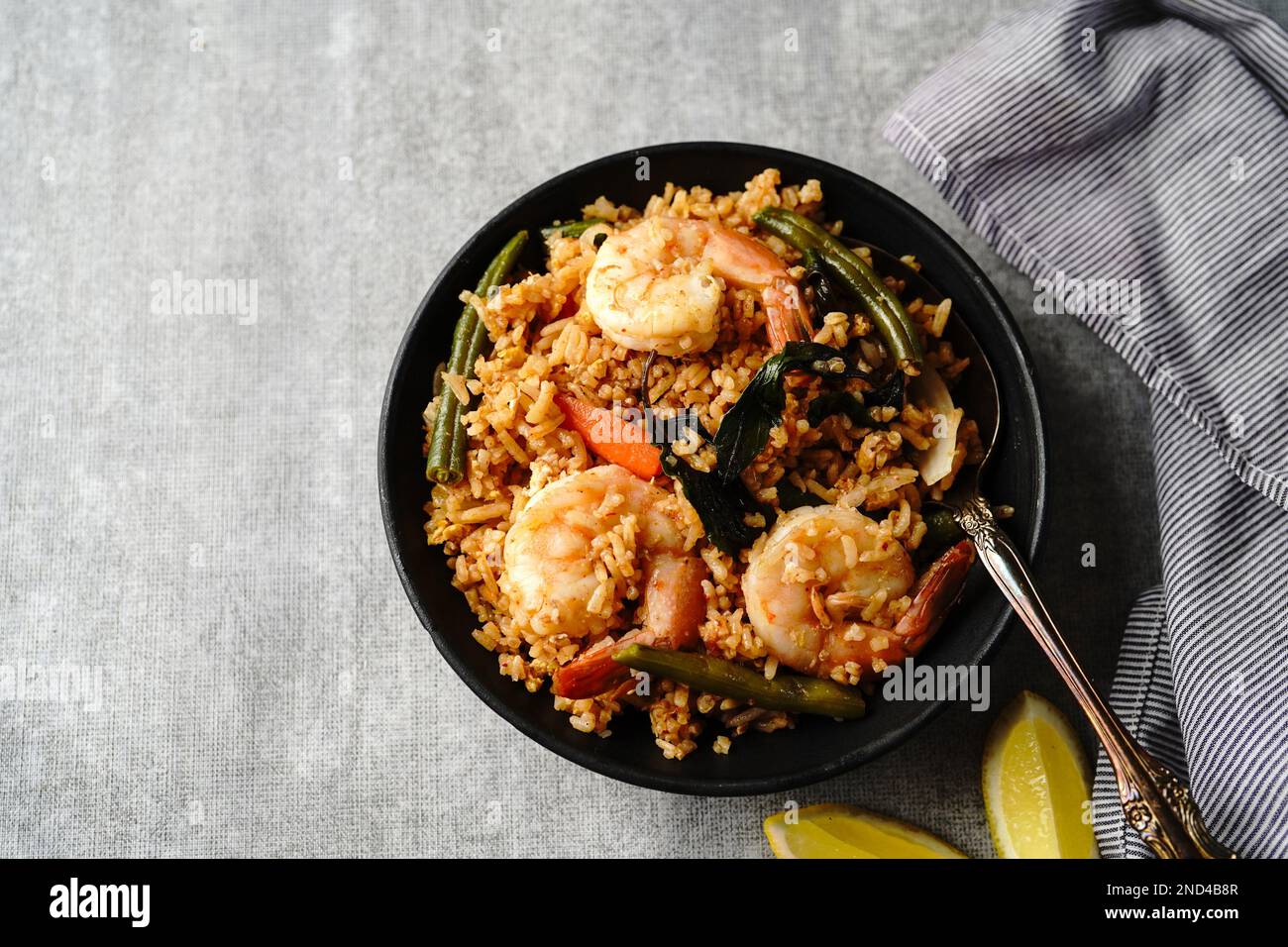 Gebratener Reis mit thailändischem Basilikum und Garnelen, selektiver Fokus Stockfoto