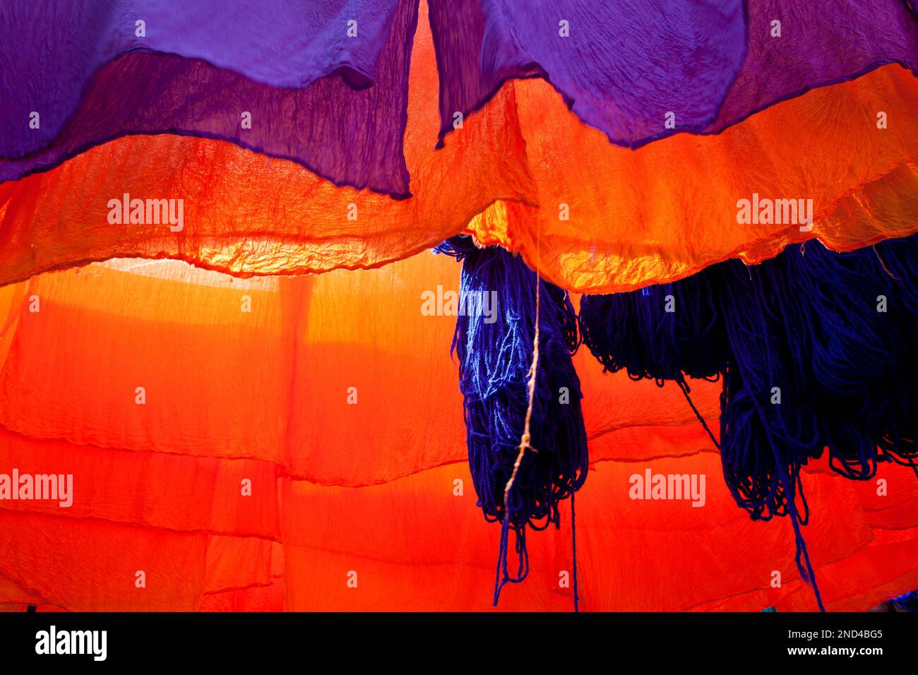 Im Färbemarkt, Marrakesch, Marokko, Afrika, hängen Stoffroste und Wolle zum Trocknen Stockfoto
