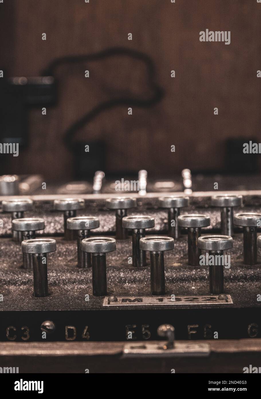 Seltene deutsche „Enigma“-Tastatur aus dem Zweiten Weltkrieg, Glühbirnen und Verschlüsselungsrotoren, die von Code-Breakern im Bletchley Park verwendet werden. Stockfoto