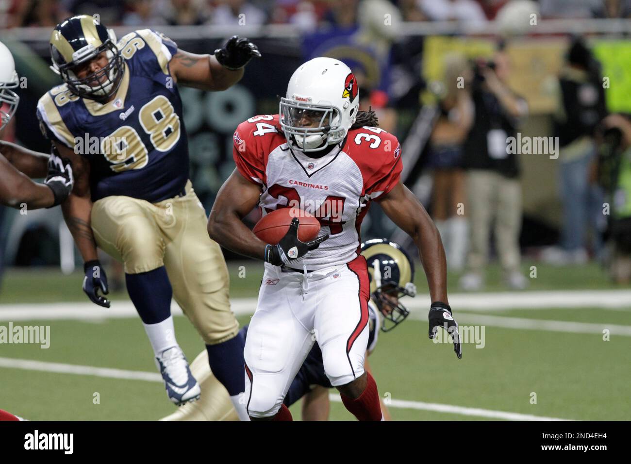 Arizona Cardinals running back Tim Hightower runs with the ball while St. Louis Rams defensive tackle Fred Robbins (98) looks on during the first quarter of an NFL football game Sunday, Sept. 12, 2010, in St. Louis. (AP Photo/Seth Perlman) Stockfoto