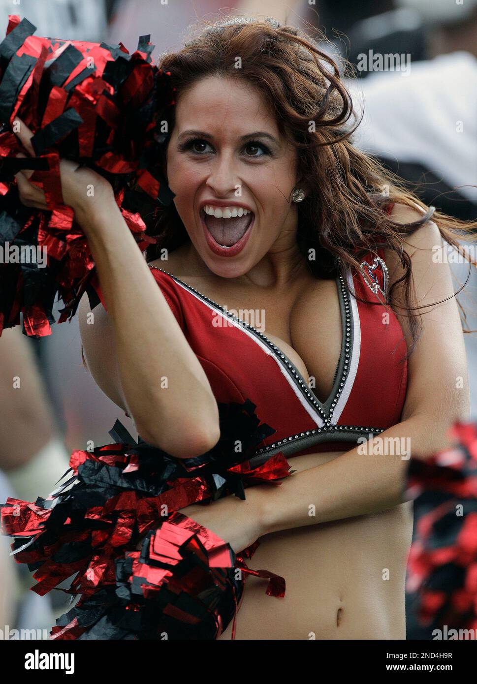 Tampa Bay Buccaneers cheerleader Ashley Lamb during an NFL football game against the Cleveland Browns Sunday, Sept. 12, 2010, in Tampa, Fla. (AP Photo/Chris O'Meara) Stockfoto
