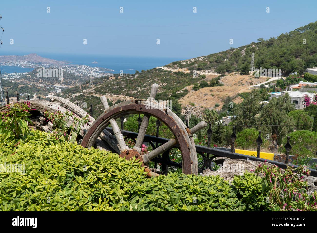 Landschaftsblick von oben im Park Cafe, Bodrum, Türkei. Selektiver Fokus Stockfoto