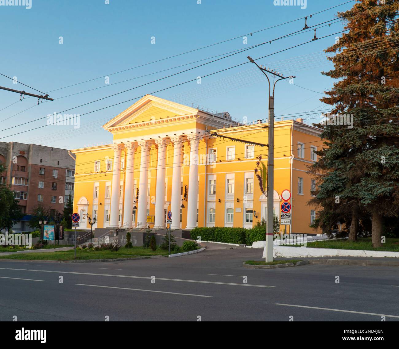 Gelbes Gebäude in der Stadt Cheboksary an sonnigen Sommertagen. Chuvash State Theater am Presidential Boulevard, Russland, Juli 2022 Stockfoto