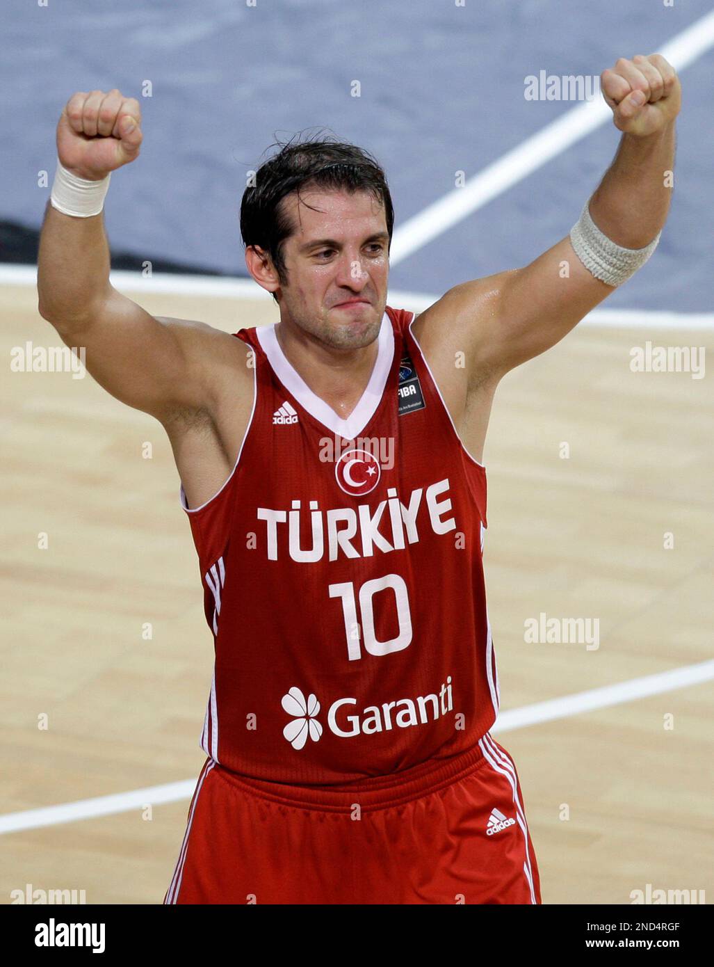 Turkey's Kerem Tunceri celebrate after winning their World Basketball Championship semi-final match against Serbia in Istanbul, Turkey, Saturday, Sept. 11, 2010. (AP Photo/Ibrahim Usta) Stockfoto