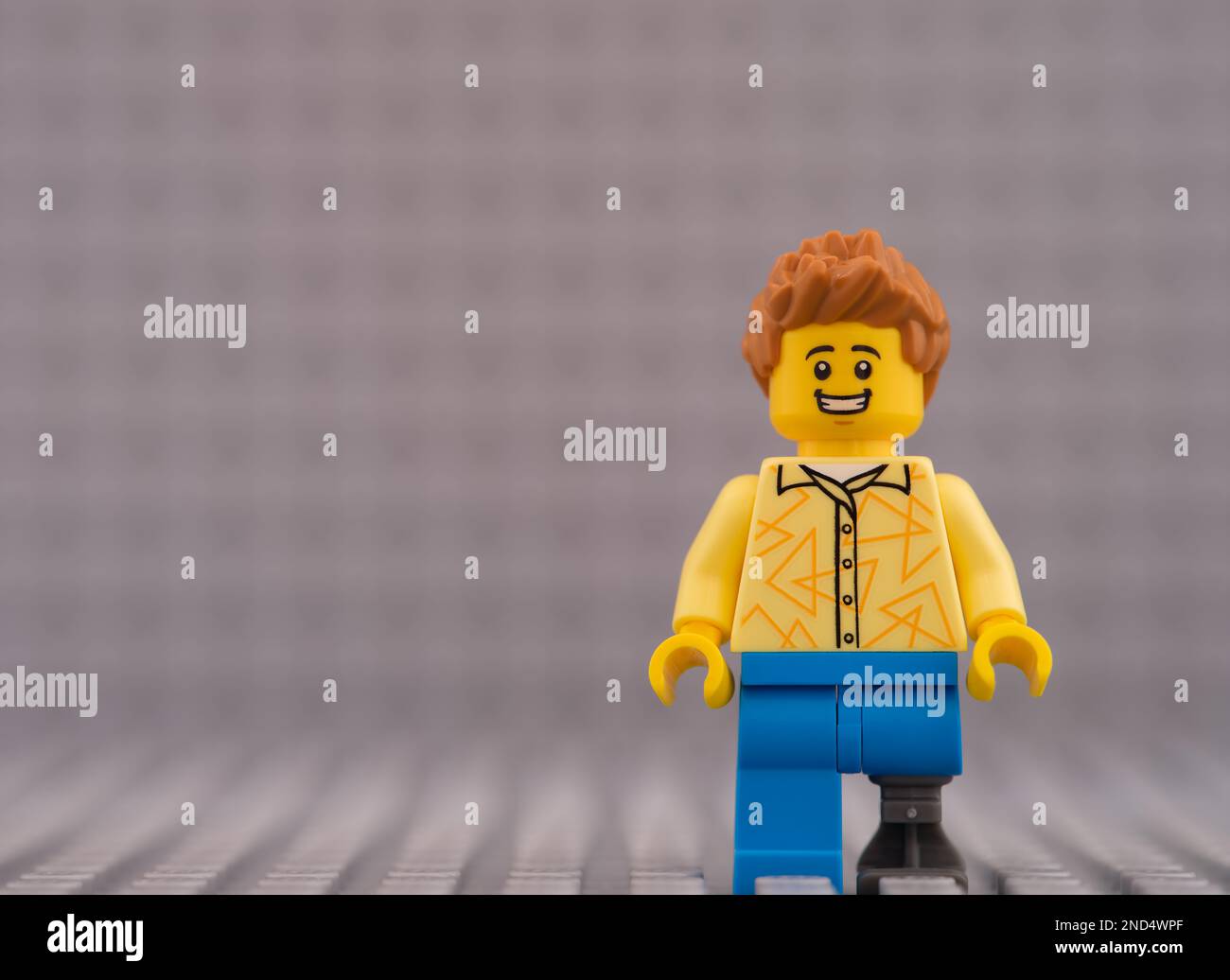 Tambov, Russische Föderation - 08. Februar 2023 Eine Lego-Amputierte-Minifigure mit einer Beinprothese auf einem grauen Lego-Grundplattenhintergrund Stockfoto