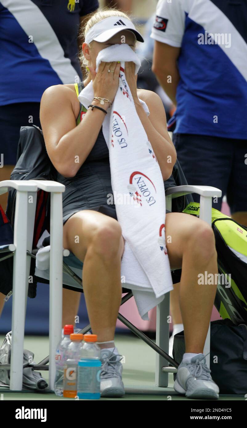 Caroline Wozniacki of Denmark wipes her face during her 6-4, 6-3 loss to Vera Zvonareva of Russia during the semifinal round of play at the U.S. Open tennis tournament in New York, Friday, Sept. 10, 2010. (AP Photo/Darron Cummings) Stockfoto