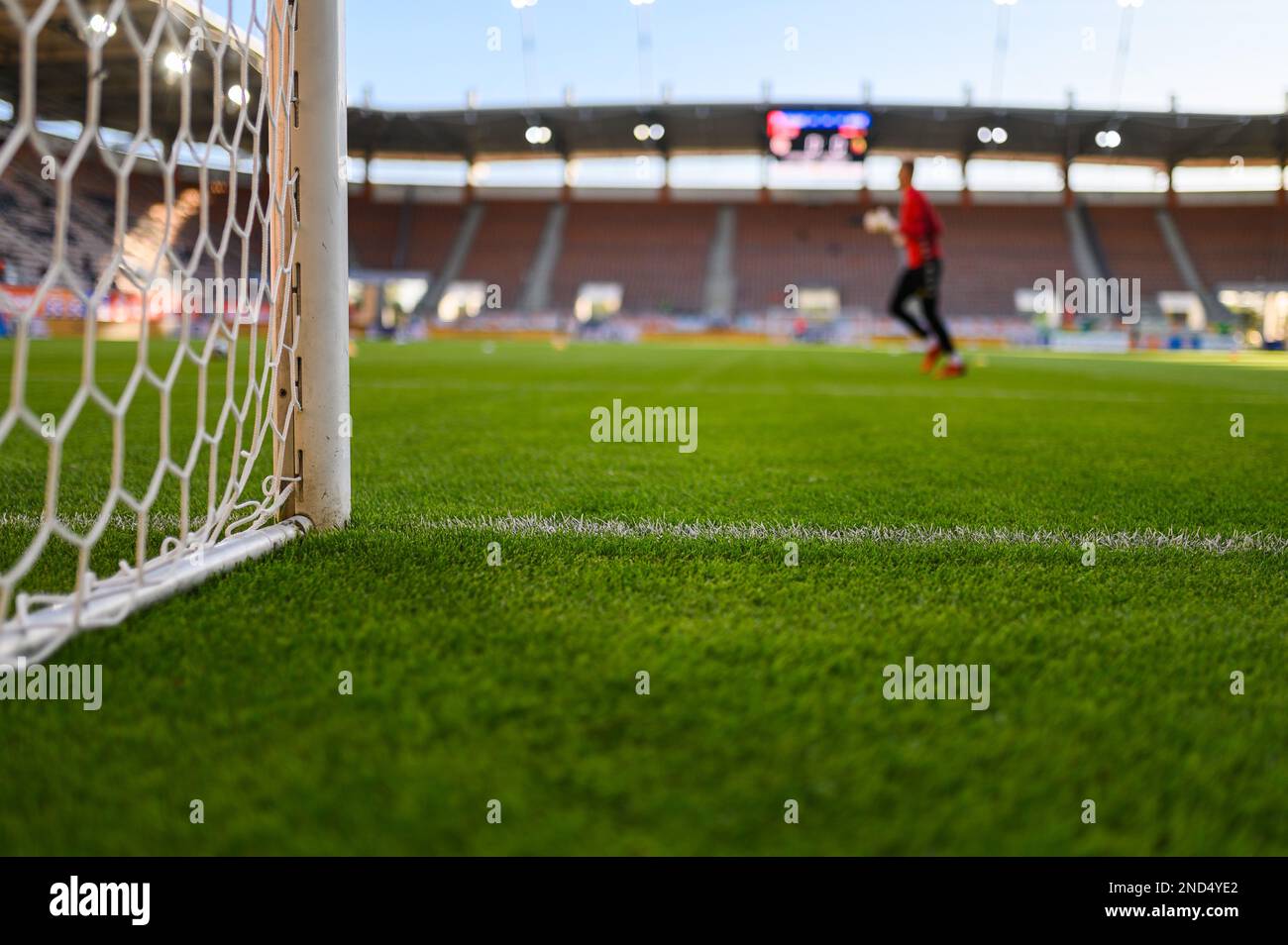 NET und die Post im Fußballtor im Stadion und Torhüter im Hintergrund. Stockfoto
