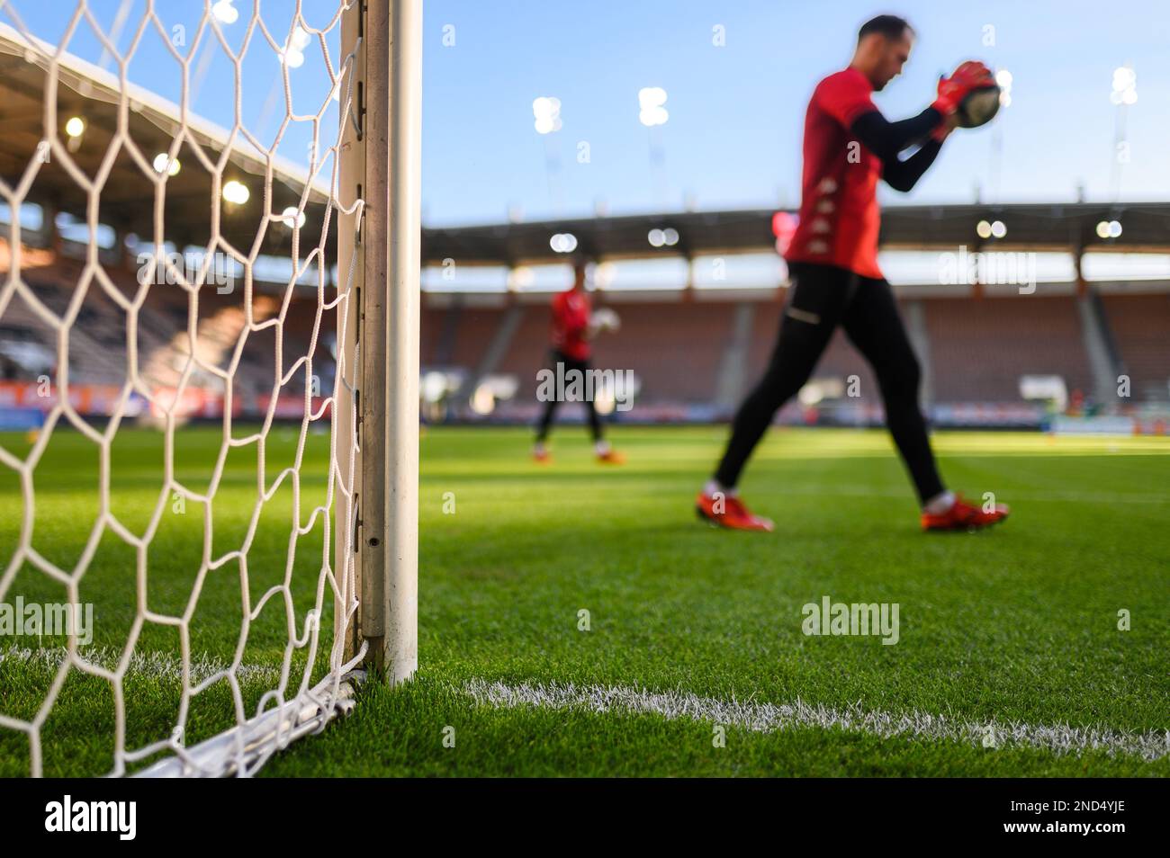 NET und die Post im Fußballtor im Stadion und Torhüter im Hintergrund. Stockfoto