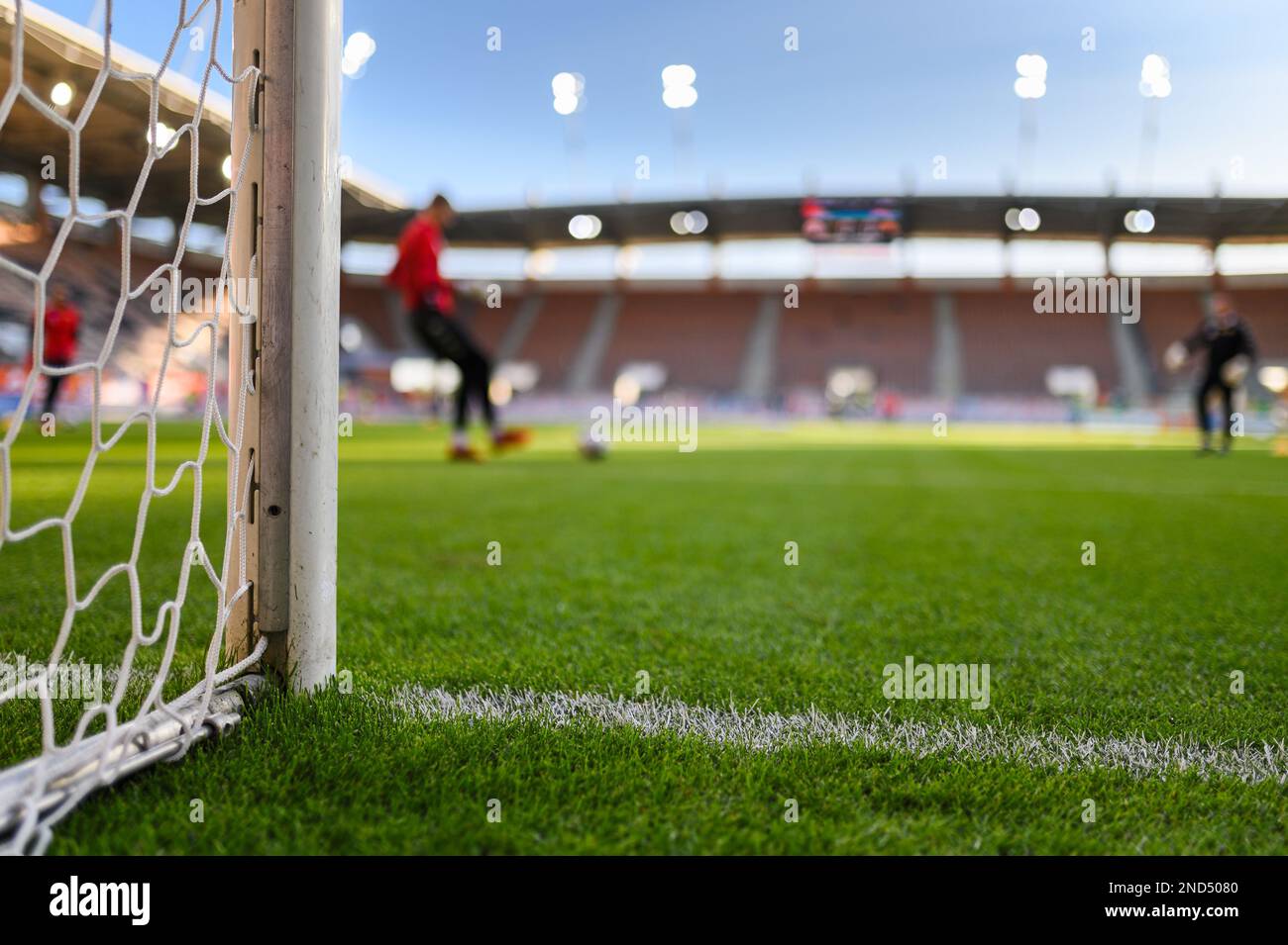 NET und die Post im Fußballtor im Stadion und Torhüter im Hintergrund. Stockfoto