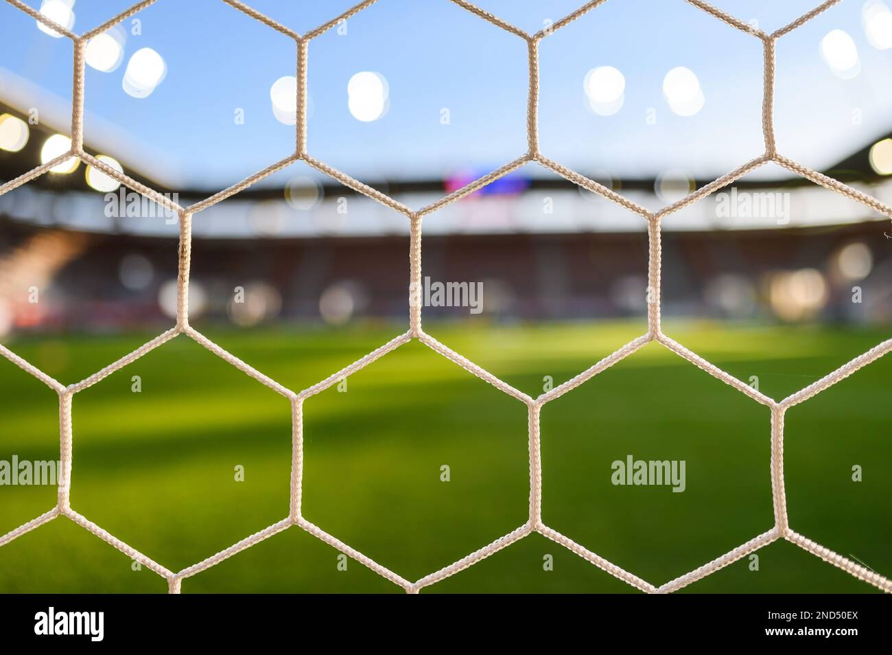Das Netz im Fußballtor und das Stadion im Hintergrund. Stockfoto