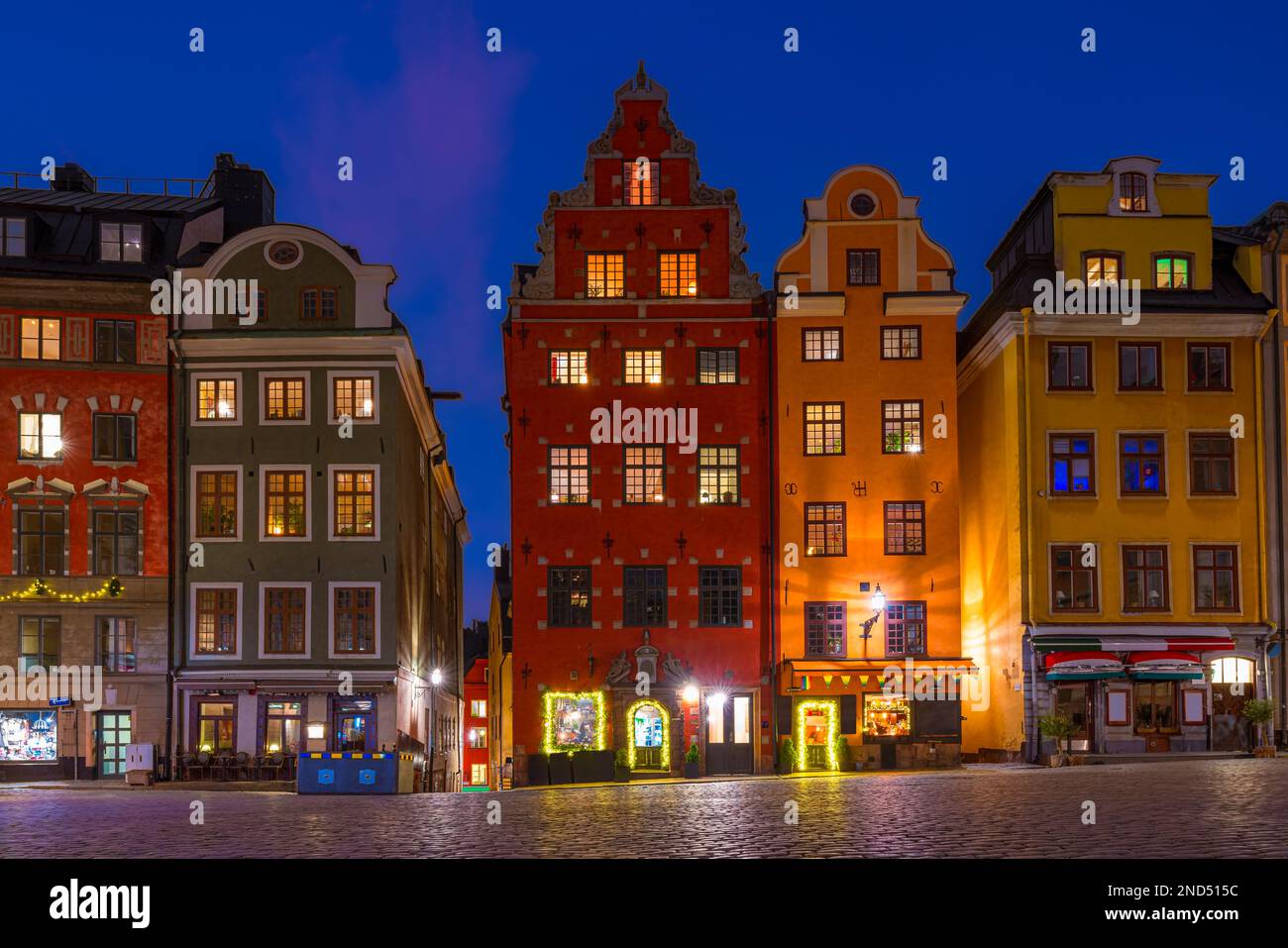 Stockholm, Schweden. Stortorget in Gamla Stan, der Altstadt, wunderschönes, malerisches Gebäude bei Nacht Stockfoto