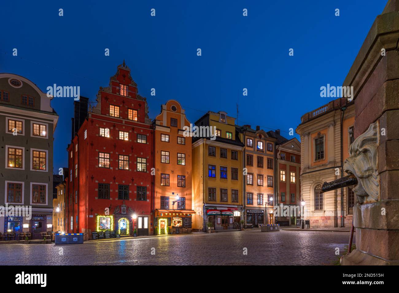 Stockholm, Schweden. 23. Januar 2023 Stortorget in Gamla Stan, der Altstadt, wunderschönes, malerisches Gebäude bei Nacht Stockfoto