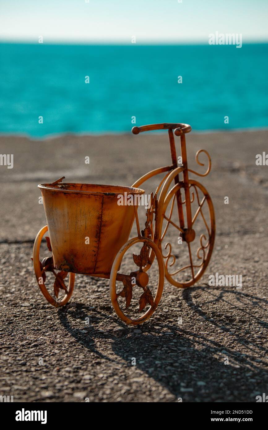 Ein dekoratives Fahrrad mit drei Rädern Stockfoto
