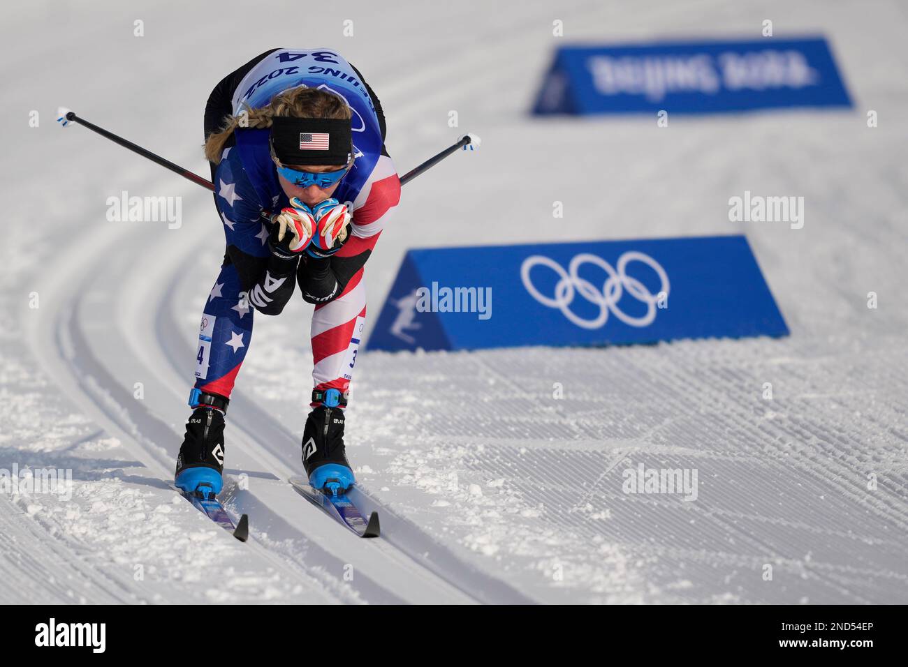 FILE - United States' Jessie Diggins competes during the women's 10km classic cross-country skiing competition at the 2022 Winter Olympics on Feb. 10, 2022, in Zhangjiakou, China. U.S. Ski & Snowboard announced Wednesday, Feb. 15, 2023, that Diggins’ home state of Minnesota will host a World Cup cross country ski event next February — a rare home-course advantage for the Americans. The races will be held at a scenic park in the middle of Minneapolis. (AP Photo/Aaron Favila, File) Stockfoto