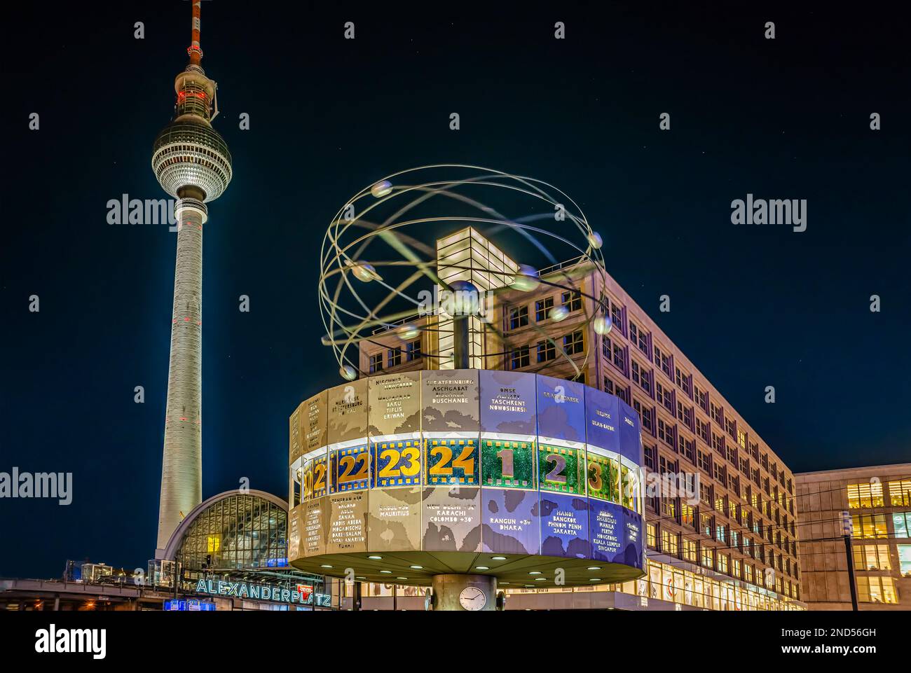 Alexanderplatz und Urania-World Time Clock at Night, Berlin, Deutschland Stockfoto