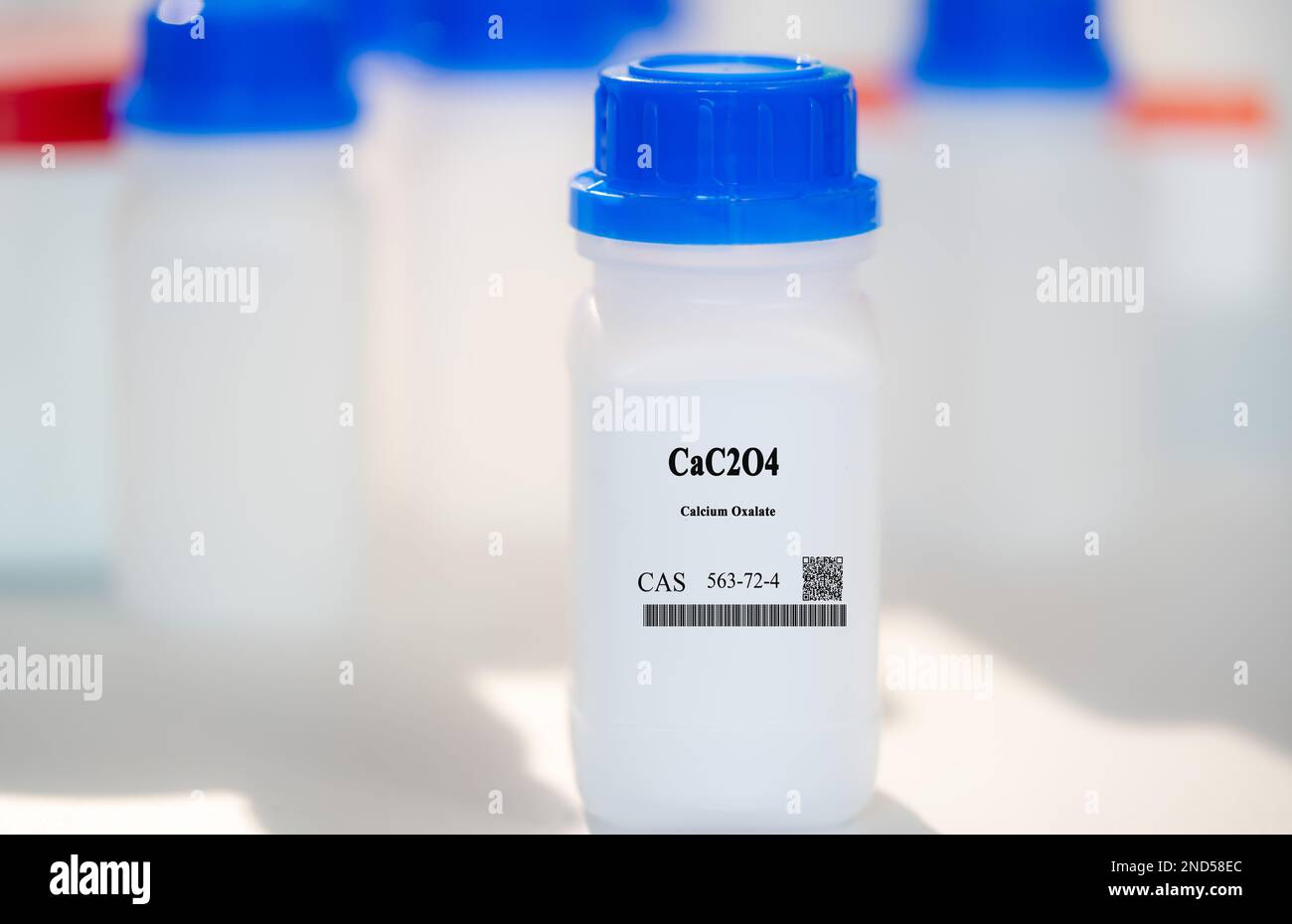 CaC2O4 Calciumoxalat CAS-Nr. 563-72-4, chemische Substanz in weißen Kunststoffverpackungen im Labor Stockfoto