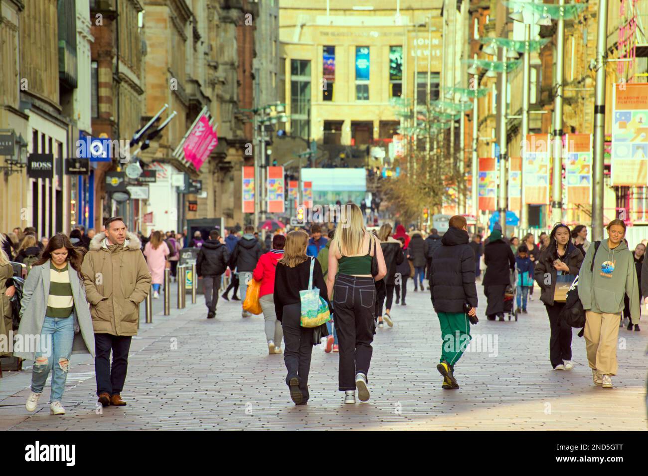 Glasgow, Schottland, Vereinigtes Königreich 15. Februar 2023. Wetter in Großbritannien: An einem sonnigen Tag kehrten die Menschen auf die Straßen zurück, um den Frühling wie das Wetter zu genießen. Die stilvolle Meile Schottlands und seine Einkaufshauptstadt, Buchanan Street, war voll mit Touristenkoffern und Einheimischen Shopping. Credit Gerard Ferry/Alamy Live News Stockfoto