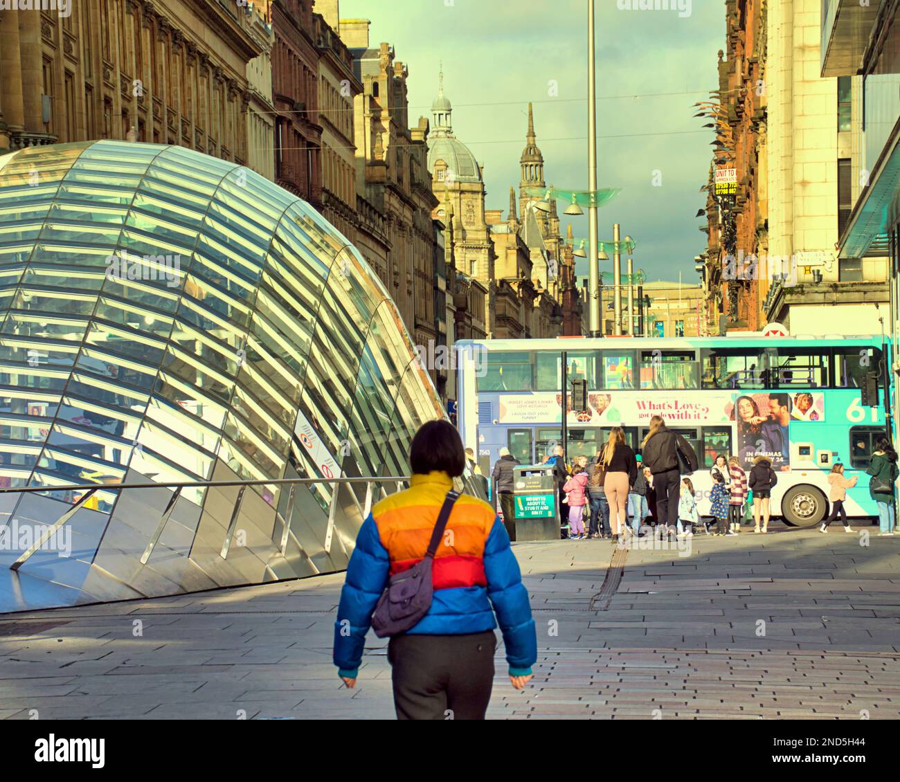 Glasgow, Schottland, Vereinigtes Königreich 15. Februar 2023. Wetter in Großbritannien: An einem sonnigen Tag kehrten die Menschen auf die Straßen zurück, um den Frühling wie das Wetter zu genießen. Die stilvolle Meile Schottlands und seine Einkaufshauptstadt, der St. Enoch Square und die Helm-U-Bahn-Station. Credit Gerard Ferry/Alamy Live News Stockfoto