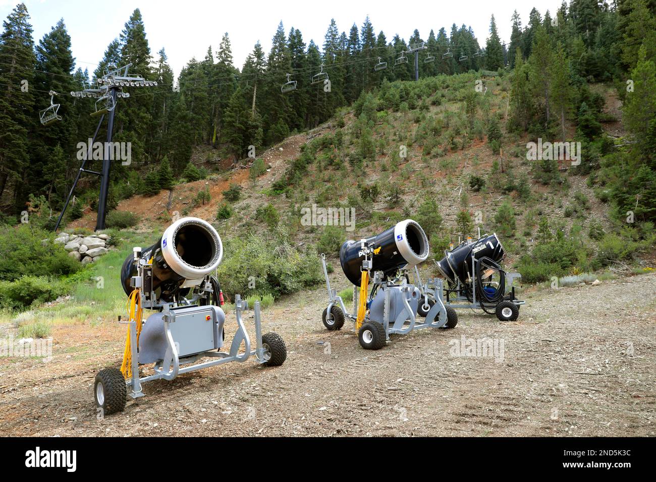 Snow making machines line the pathway of the proposed site of the Timberline Twister roller coaster Squaw Valley Ski Resort on Friday September 15, 2017, in Olympic Valley, Ca., will twist beneath the Far East chair lift. (Michael Macor/San Francisco Chronicle via AP) Stockfoto