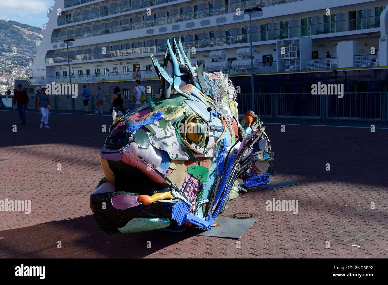 Meeresmüllfisch - retten Sie unsere Meere - Funchal Madeira - ein aus Abfällen aus dem Meer hergestellter Fisch - ein dramatischer Höhepunkt unserer verschmutzten Meere. Stockfoto